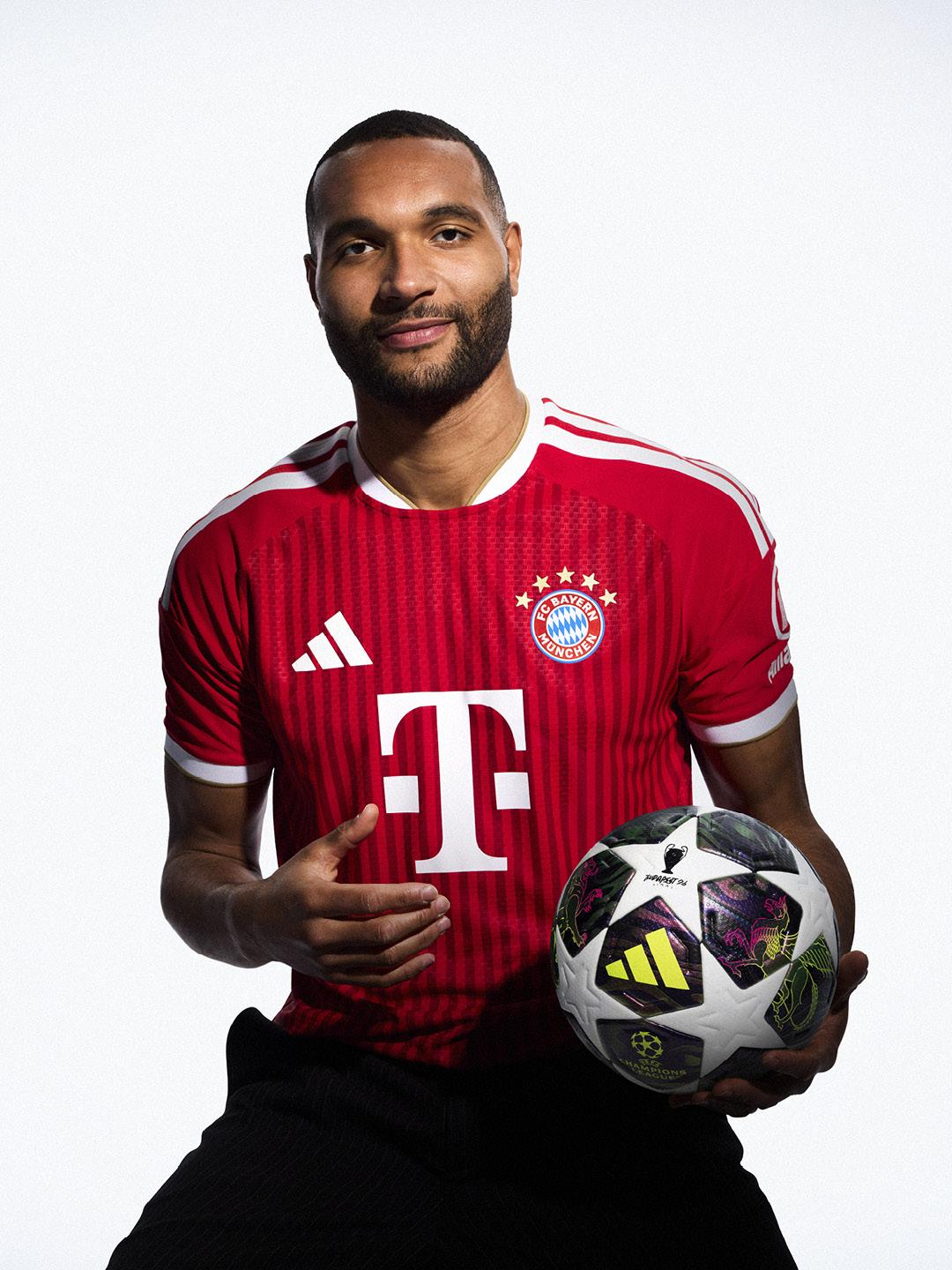 Jonathan Tah com a nova camisola do Bayern para 2026/27, que será estreada na Champions frente ao PSG - Foto: Bayern/Adidas