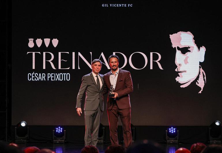 César Peixoto (prémio treinador) com o líder gilista Rui Silva