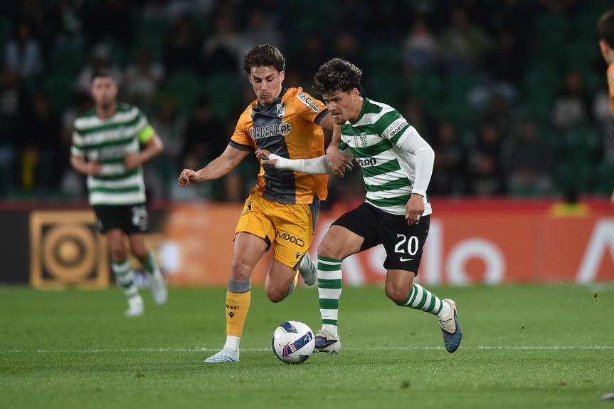 Maxi Araújo foge a um adversário no Sporting-V. Guimarães - Foto: Miguel Nunes