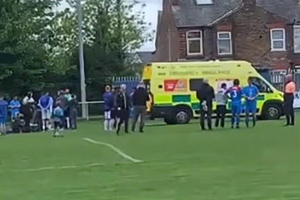 Imagem partilhada no X mostra momento em que Stephen Ireland está a ser assistido