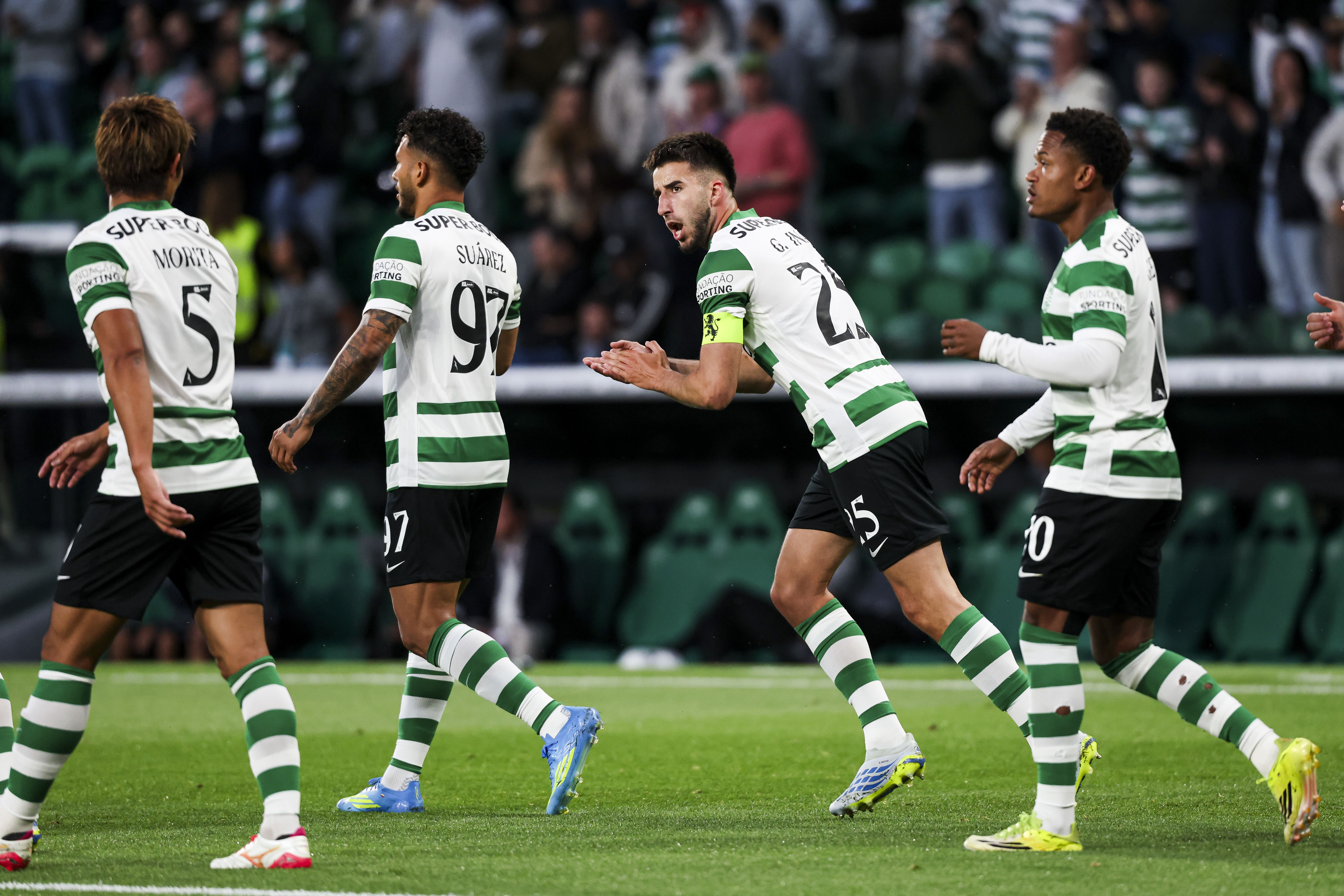 Jogadores do Sporting festejam golo  ao V. Guimarães