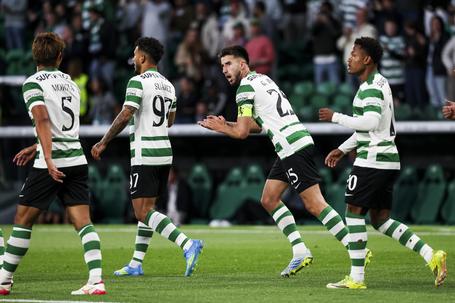 Jogadores do Sporting festejam golo ao V. Guimarães