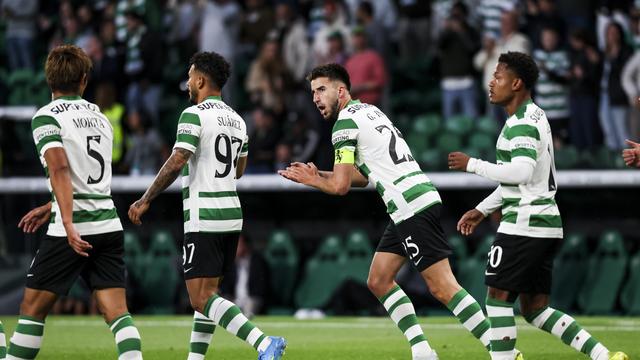 Jogadores do Sporting festejam golo ao V. Guimarães