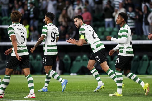 Jogadores do Sporting festejam golo ao V. Guimarães