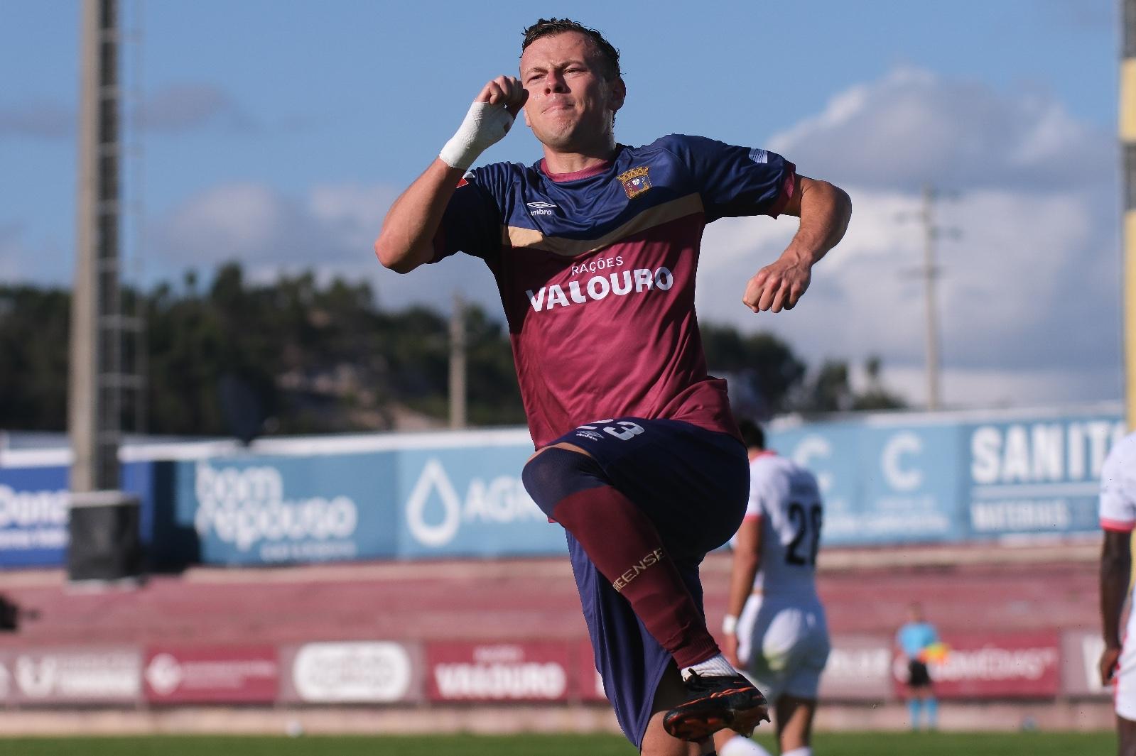 Javi Vázquez encheu-se de fé e fez, de livre direto, um dos golos do triunfo do Torreense sobre o Penafiel — Foto: Torreense