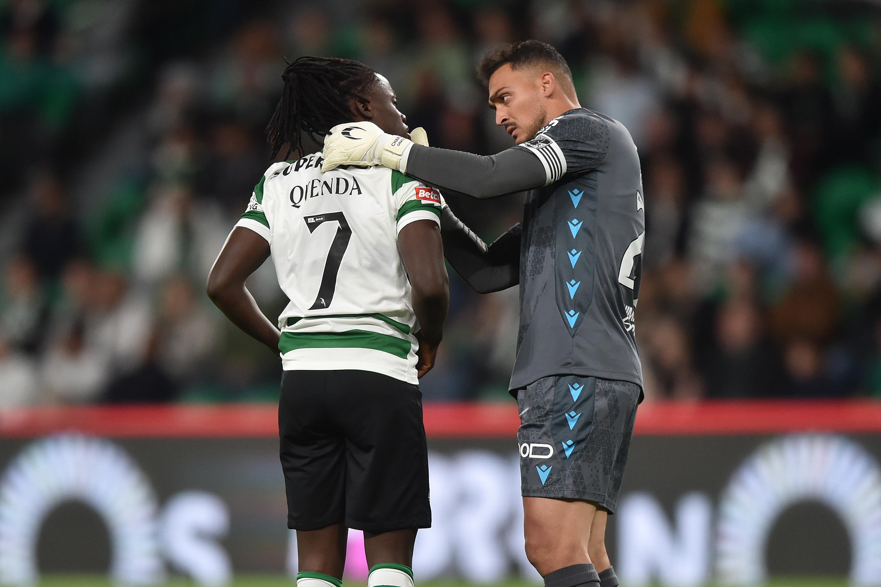 Charles foi impotente para travar a goleada (1-5) em Alvalade — Foto: MIGUEL NUNES