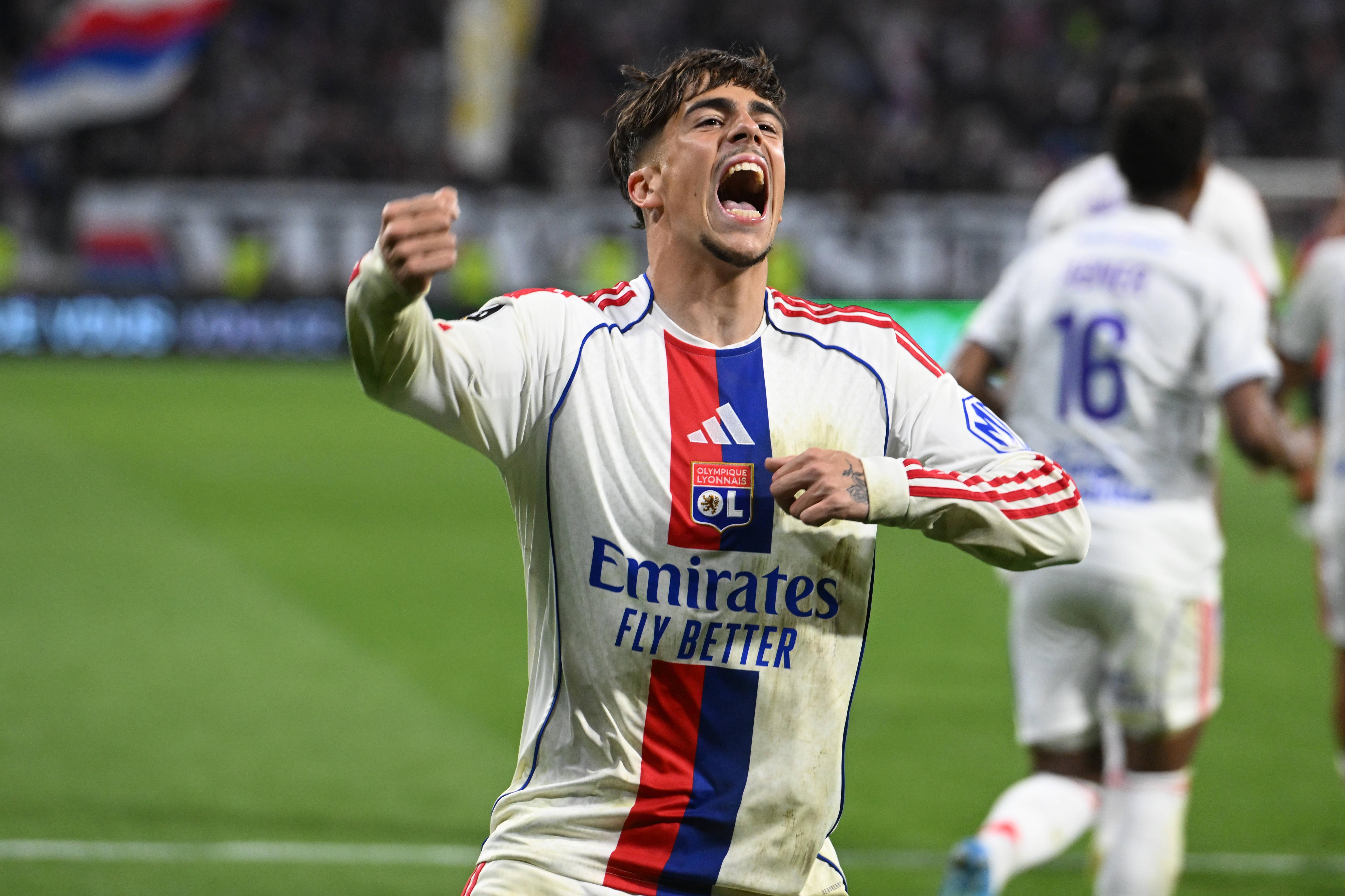 Afonso Moreira a festejar um golo do Lyon na vitória frente ao Rennes (4-2)