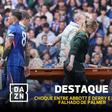 Arrepiante! Estreante do Chelsea perde os sentidos e é levado de maca
