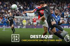 Choque arrepiante: Gibbs-White e Sánchez saem de campo a sangrar