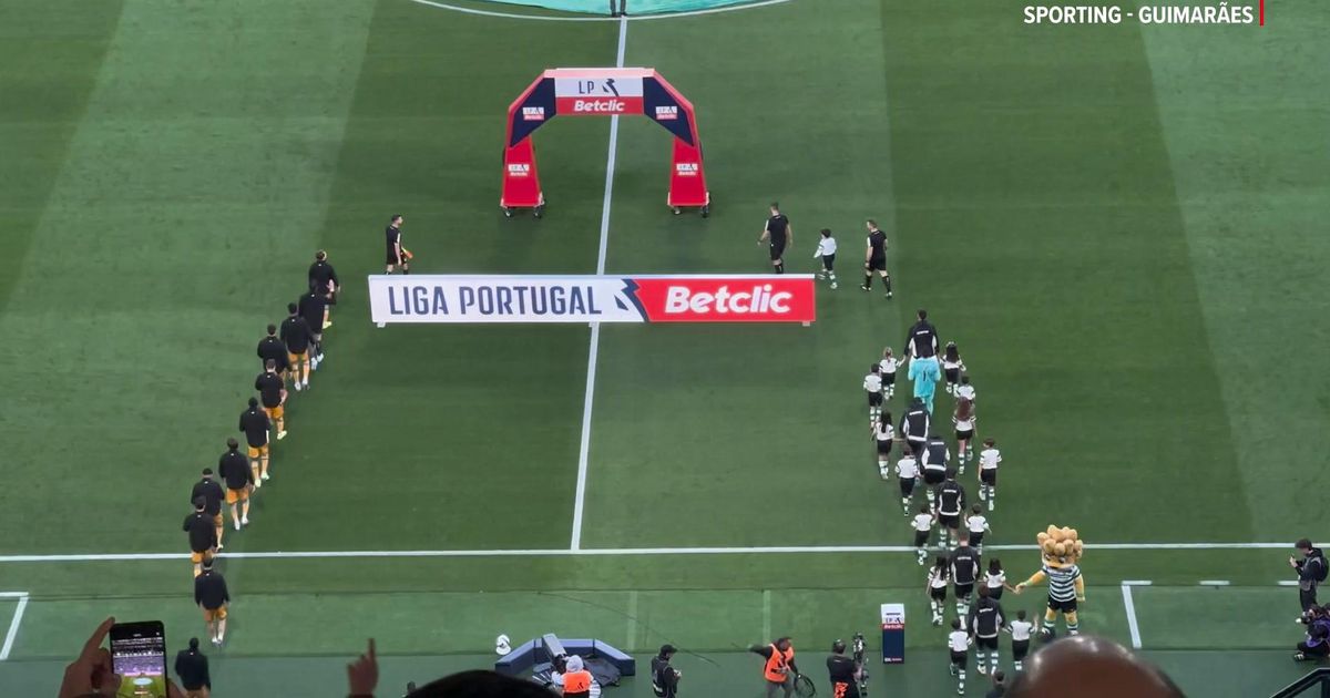 O momento da entrada das equipas em Alvalade