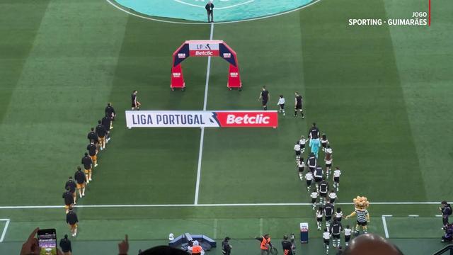 O momento da entrada das equipas em Alvalade