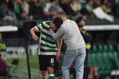 Rui Borges abraça Pote depois de o substituir frente ao V. Guimarães - Foto: Miguel Nunes