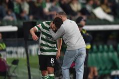 Rui Borges abraça Pote depois de o substituir frente ao V. Guimarães - Foto: Miguel Nunes
