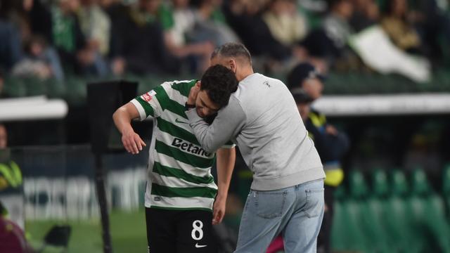 Rui Borges abraça Pote depois de o substituir frente ao V. Guimarães - Foto: Miguel Nunes