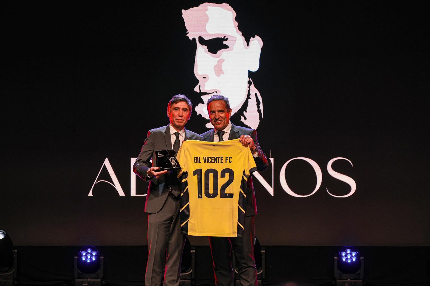 Reinaldo Teixeira, líder da Liga, ofereceu uma camisola alusiva aos 102 anos do Gil Vicente