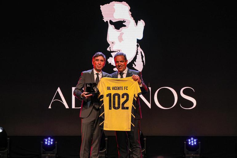 Reinaldo Teixeira, líder da Liga, ofereceu uma camisola alusiva aos 102 anos do Gil Vicente