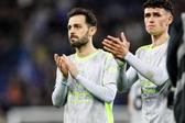 Bernardo Silva a aplaudir os adeptos do Manchester City