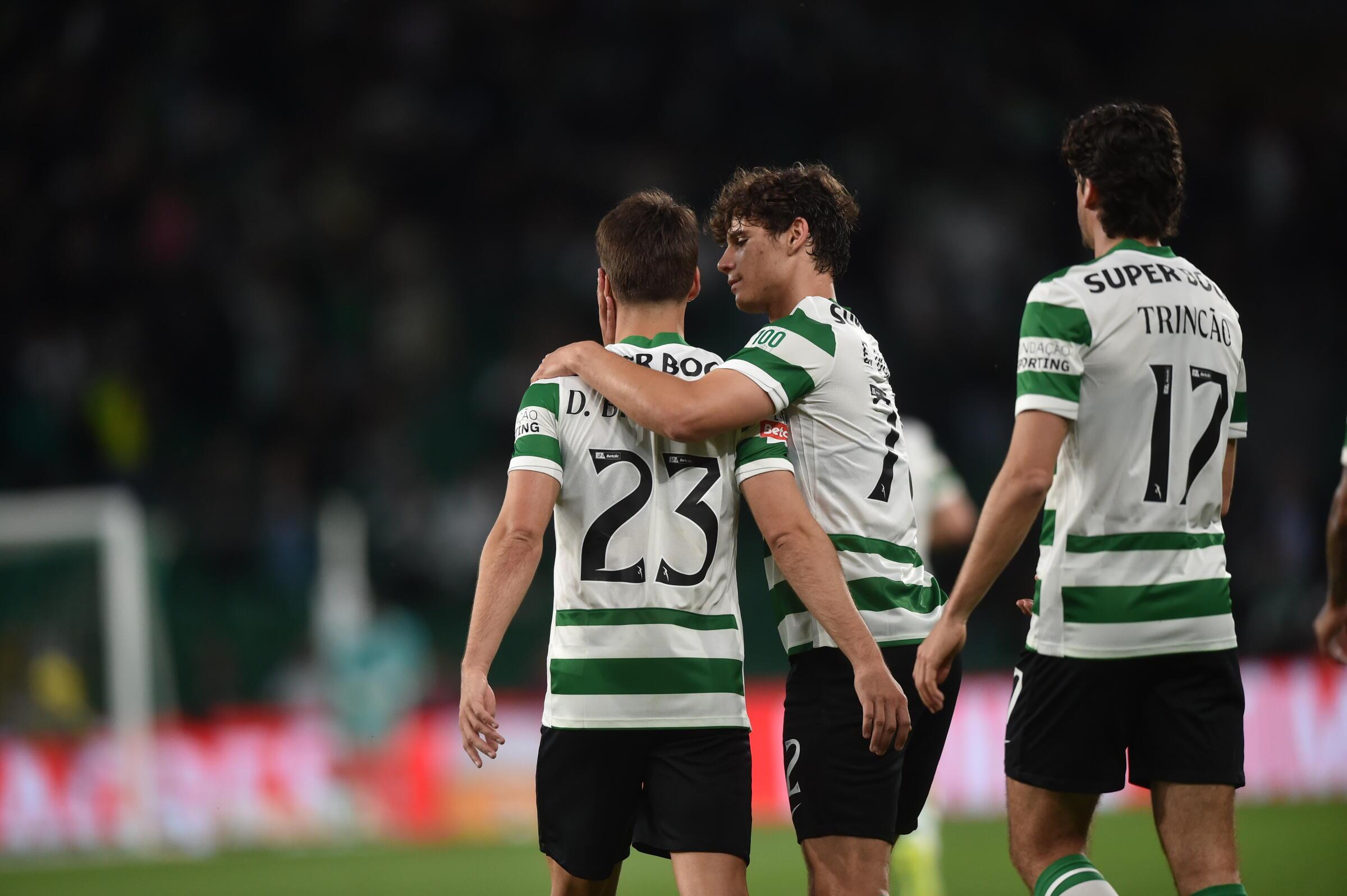 Jogadores do Sporting festejam golo de Bragança golo ao V. Guimarães  - Foto: Miguel Nunes