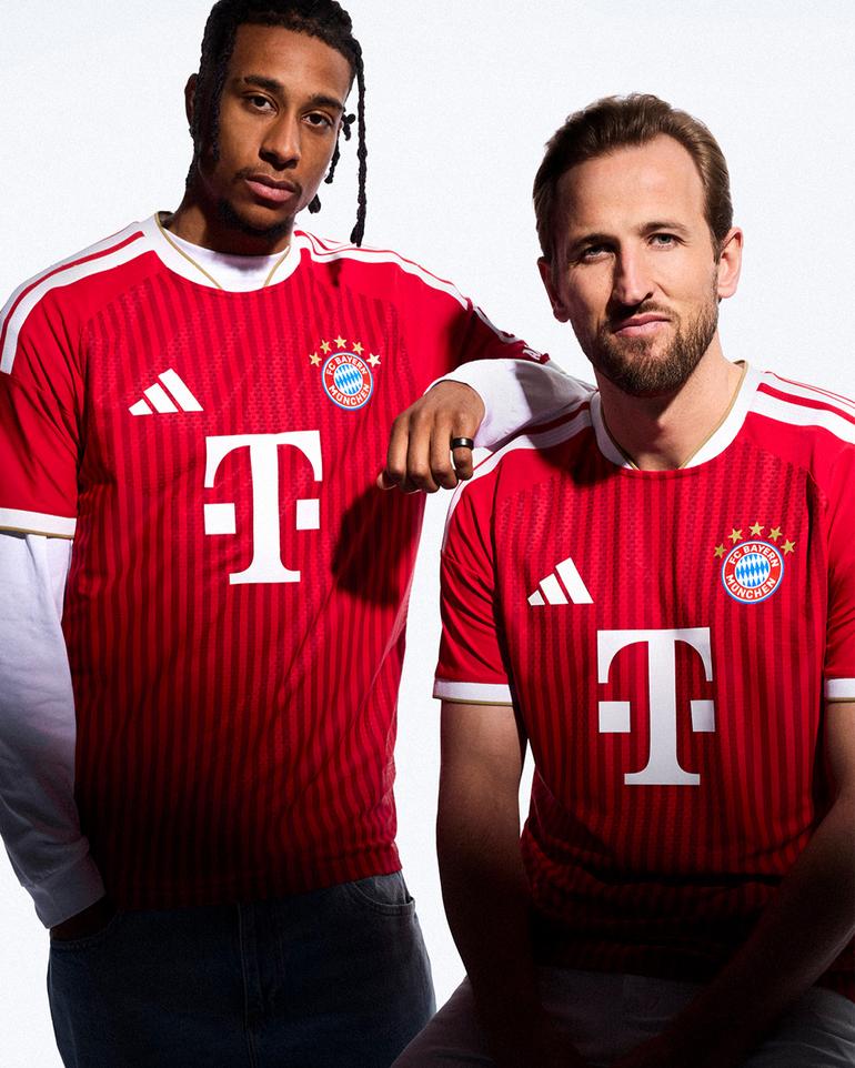 Olise e Kane com o mais recente equipamento do conjunto de Munique - Foto: Bayern/Adidas