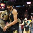 Jarrett Allen com a mascote dos Cavaliers
