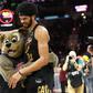 Jarrett Allen com a mascote dos Cavaliers