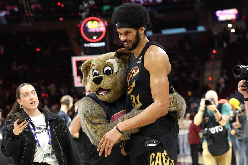 Jarrett Allen com a mascote dos Cavaliers