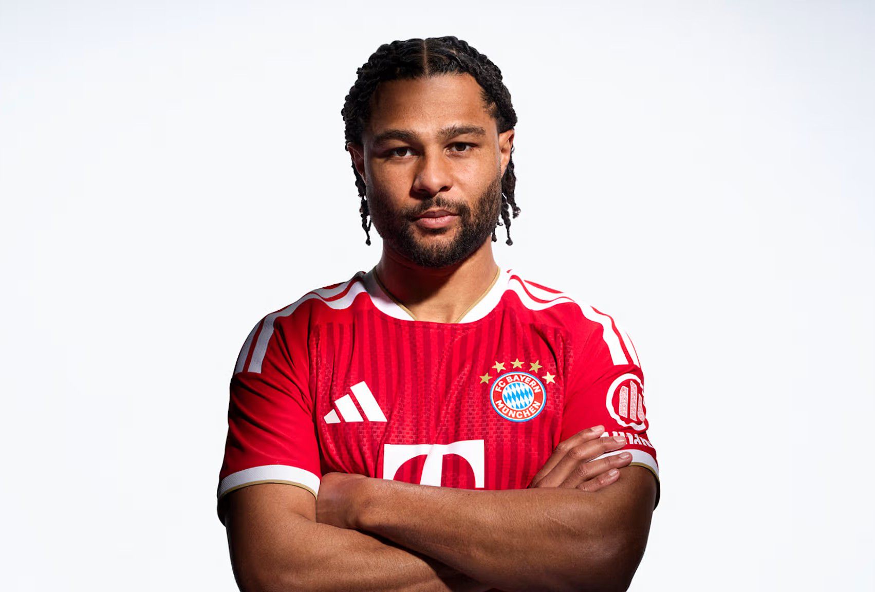 Gnabry com a pele do Bayern para 2026/27 -Foto: Bayern/Adidas