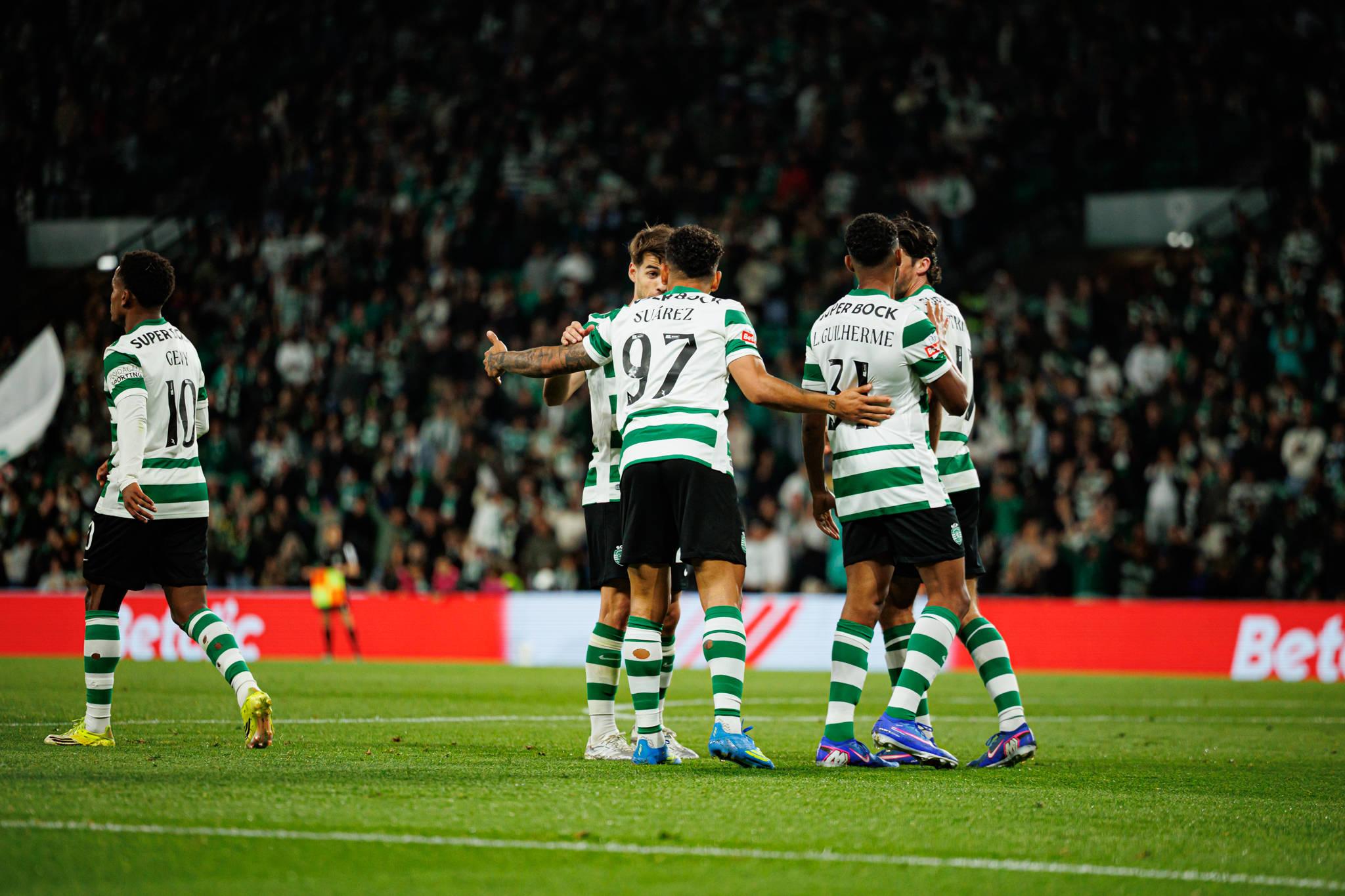 Jogadores do Sporting festejam golo ao V. Guimarães - Foto: Miguel Nunes
