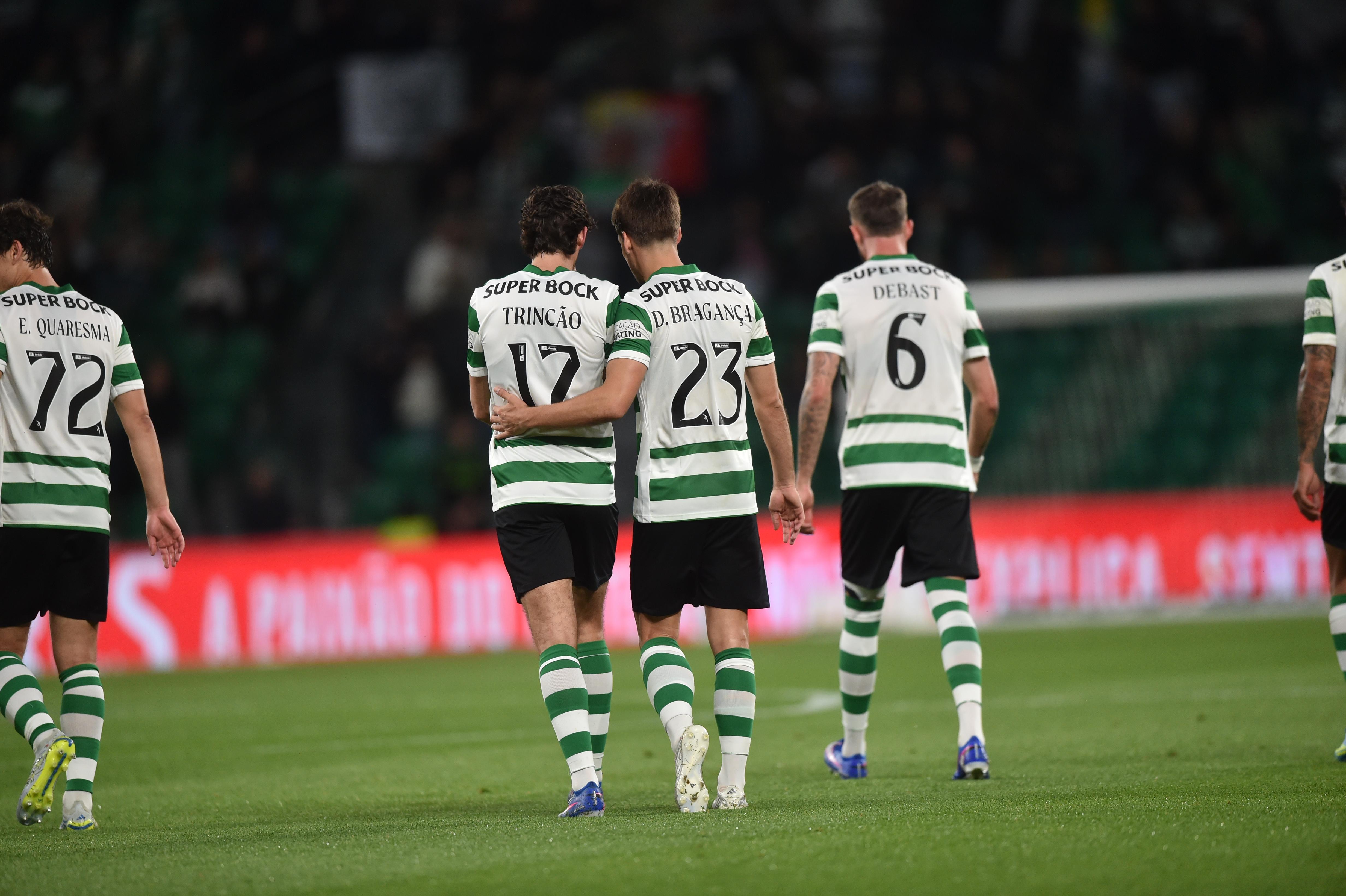 Jogadores do Sporting festejam golo de Bragança golo ao V. Guimarães  - Foto: Miguel Nunes