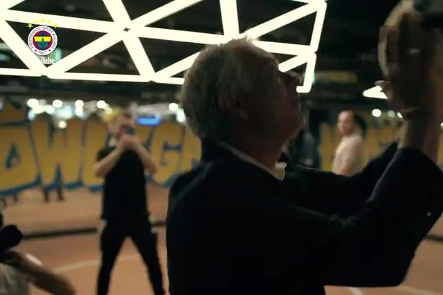 No primeiro dia como treinador do Fenerbahçe, Mourinho mostrou queda... para o basquetebol