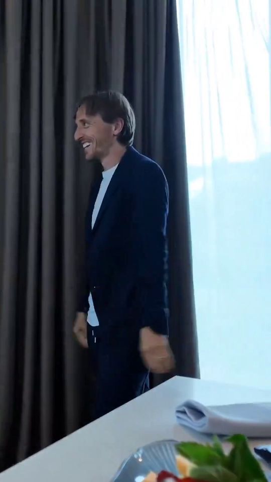 Modric recebido no estágio da Croácia com o hino da Champions