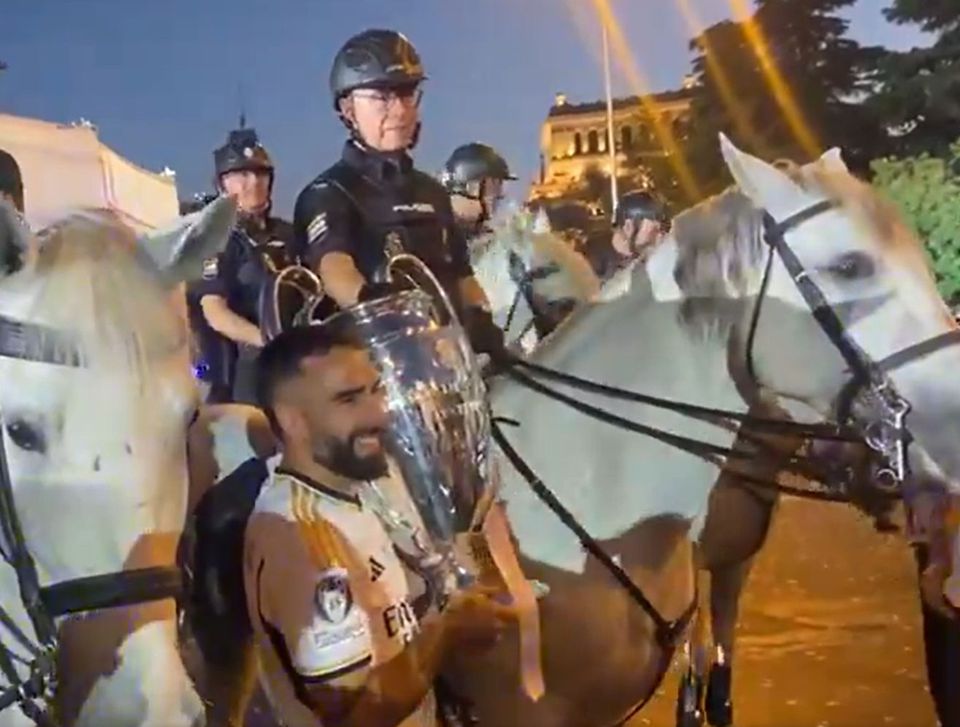 Carvajal emocionado com a foto mais especial da festa dos campeões com o pai