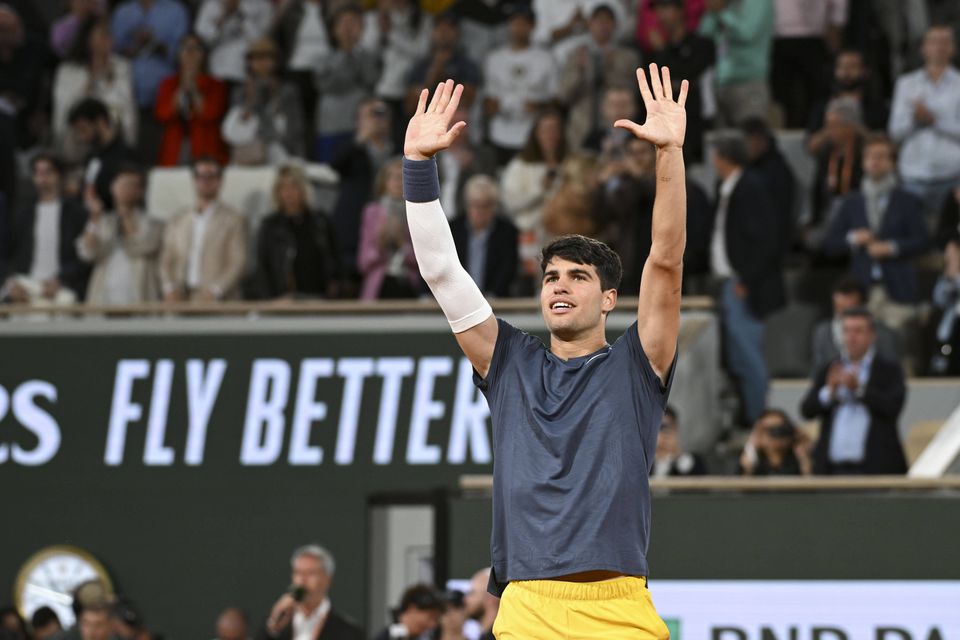 Roland Garros: Carlos Alcaraz mantém registo perfeito contra Tsitsipas