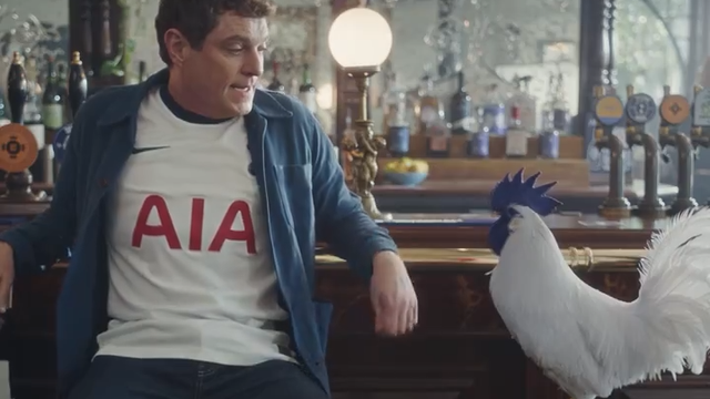 Galo ajuda a apresentar nova camisola do Tottenham