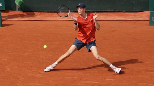 Sinner celebra 1.º lugar do ranking com vitória nos 'quartos' em Roland Garros