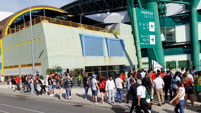 Adeptos portugueses esperam pela abertura das bilheteiras a duas horas do início do encontro