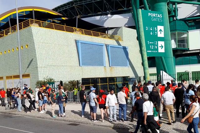 Adeptos portugueses esperam pela abertura das bilheteiras a duas horas do início do encontro