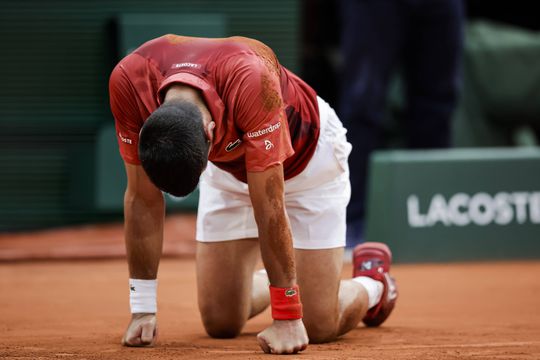 Novak Djokovic revela lesão que levou à desistência em Roland Garros