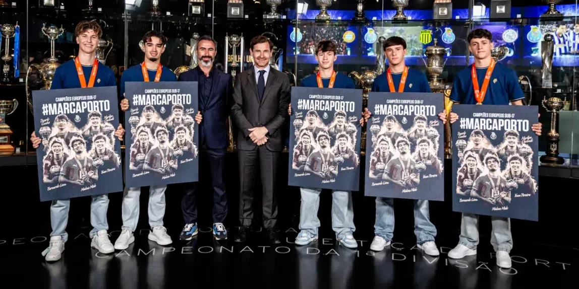 Villas-Boas com os cinco campeões da Europa de sub-17 por Portugal (Foto: FC Porto)