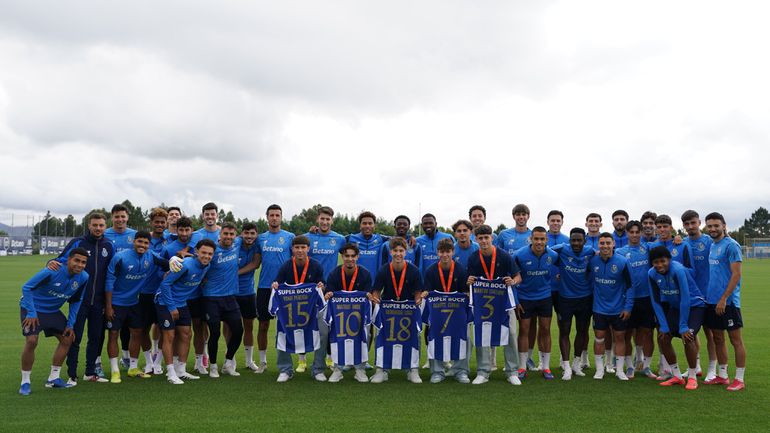 Plantel do FC Porto recebeu os cinco campeões europeus sub-17