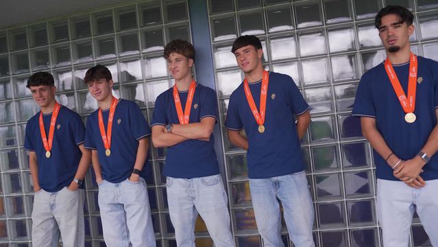 As imagens da visita dos campeões europeus ao Olival