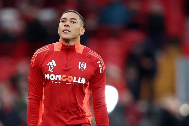 Duas caras conhecidas na lista de 13 jogadores que estão de saída do Fulham