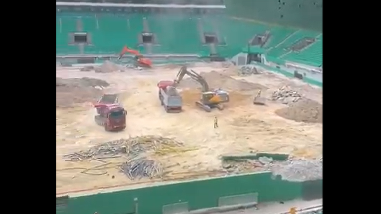 Sporting: relvado de Alvalade... invadido por gruas e camiões