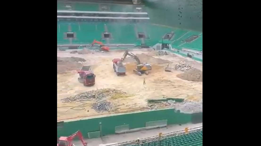 Sporting: relvado de Alvalade... invadido por gruas e camiões