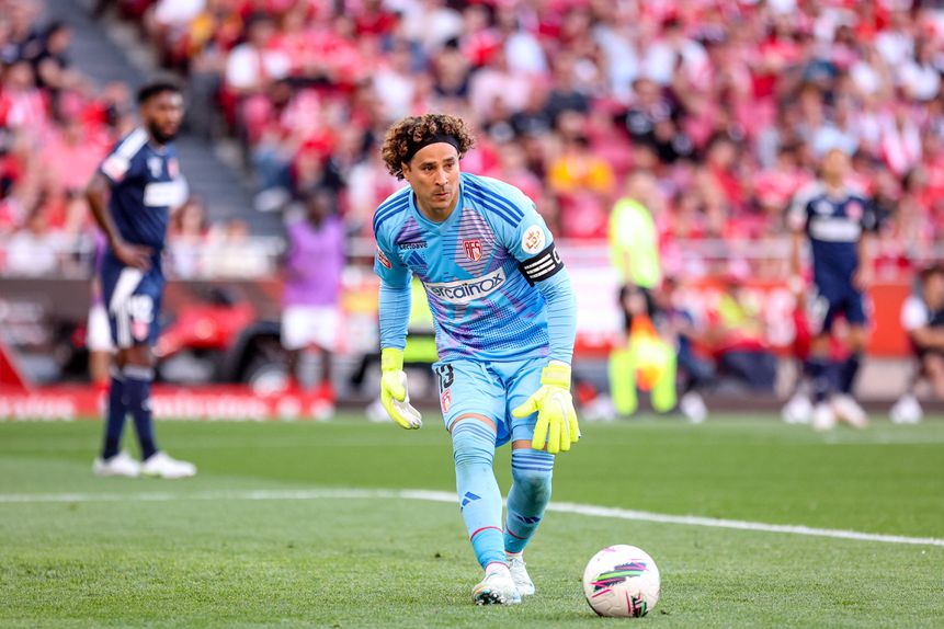 Guillermo Ochoa terminou contrato com os avenses e vai prosseguir a carreira noutras paragens (Foto: IMAGO)