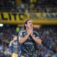 Edinson Cavani leva as mãos à cabeça
