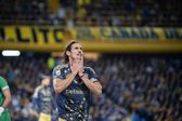 Edinson Cavani leva as mãos à cabeça