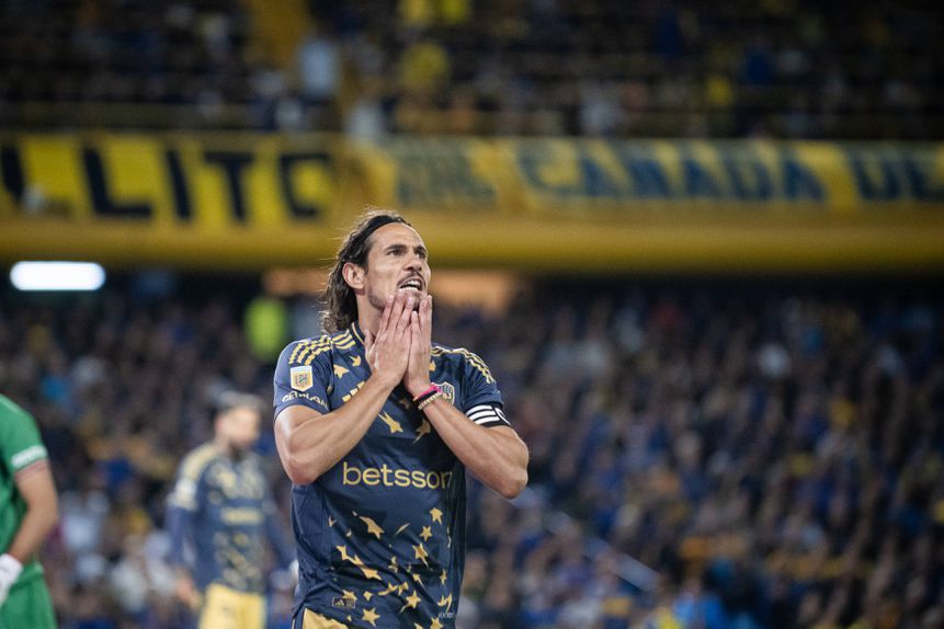 Edinson Cavani leva as mãos à cabeça