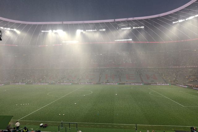 Chuva de granizo envia guarda-redes do Alemanha-Portugal para os balneários