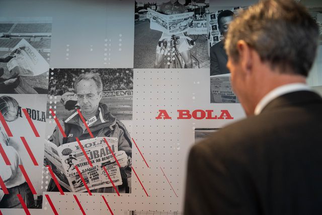 Noronha Lopes contempla imagem de Sven-Goran Eriksson nas paredes da redação de A BOLA (foto: Breno Barison)